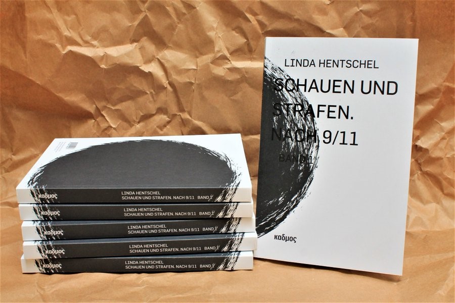 Foto: Stapel des Buches von Linda Hentschel „Schauen und Strafen. Nach 9/11“ erschienen im Kulturverlag Kadmos Berlin, Juni 2020.