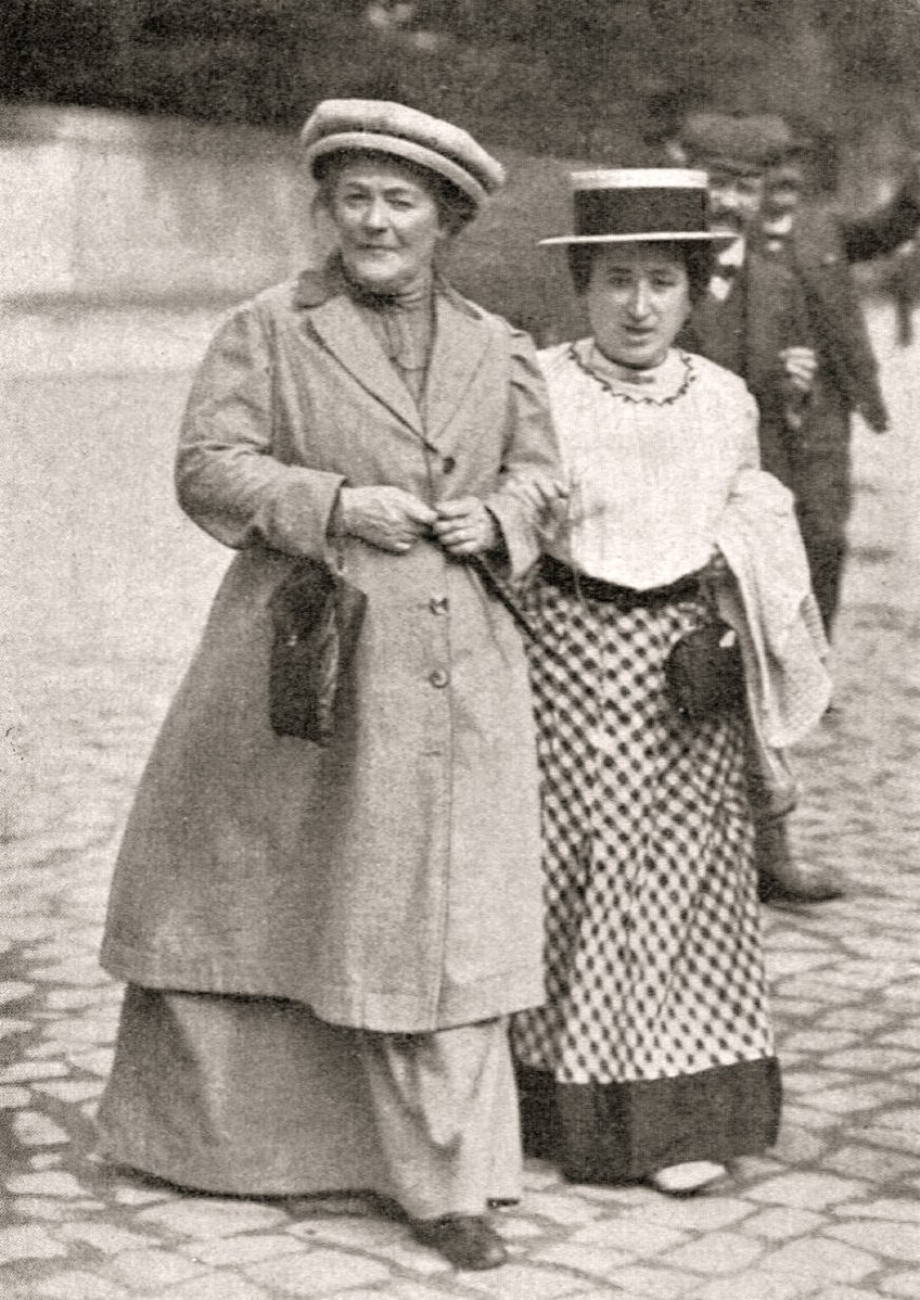 Das Bild zeigt Clara Zetkin (links) und Rosa Luxemburg auf dem Weg zum SPD-Kongress in Magdeburg 1910.
