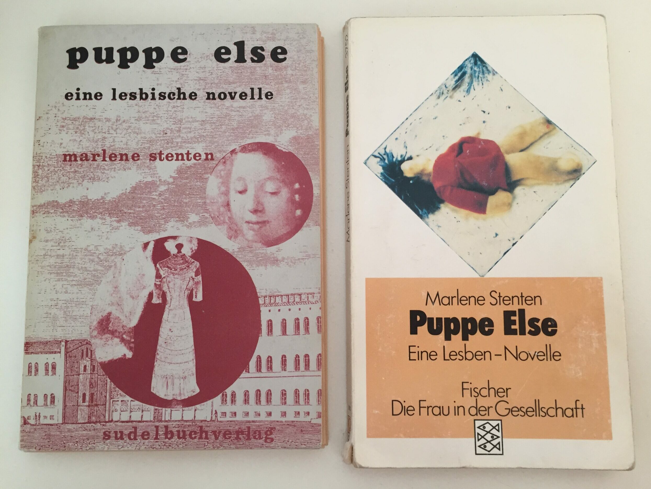 Das Foto zeigt zwei physische Buchausgaben der im Text besprochenen Novelle: Puppe Else - Eine Lesben-Novelle