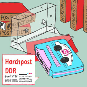 Das Bild zeigt das illustrierte Logo der Horchpostfolge, einen mit "Horchpost DDR" beschrifteten Stapel Kassetten, eine Kassette liegt in geöffneter Hülle im Vordergrund, Gestaltung: Jonathan Mürmann.