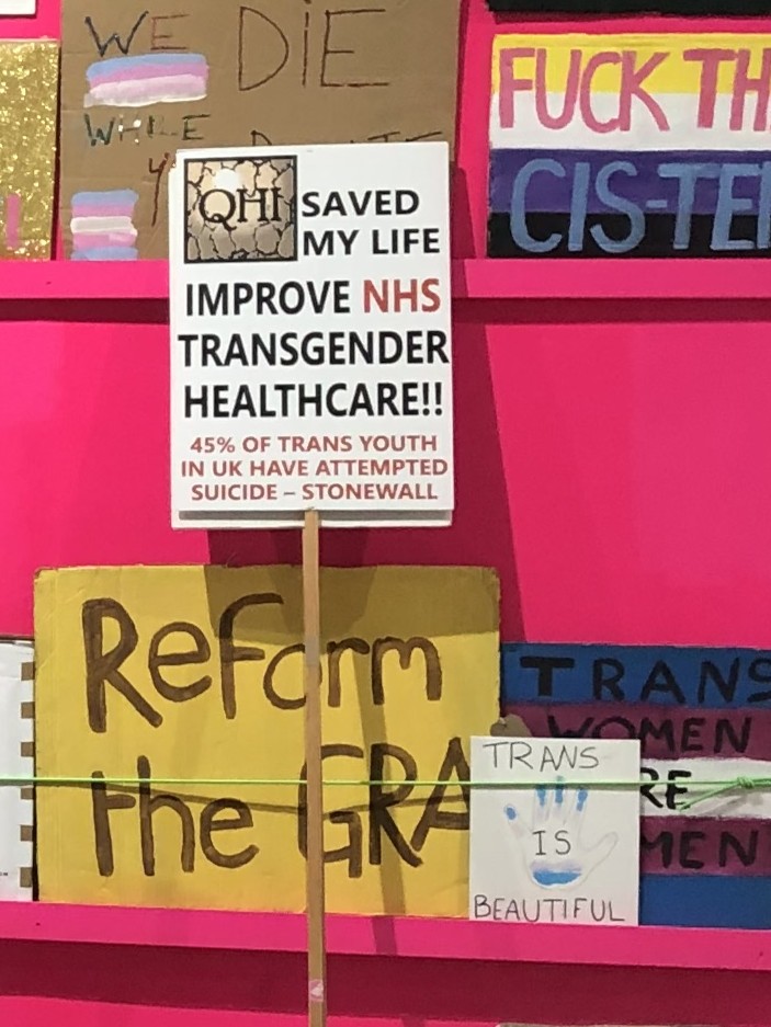 Hier wird zum gemeinsamen Diskutieren eingeladen. Das Foto zeigt einen Blick in die Ausstellung “Transcestry” des Museum of Transology in London, Vereinigtes Königreich. Es ist das nationale trans Archiv im Vereinigten Königreich.