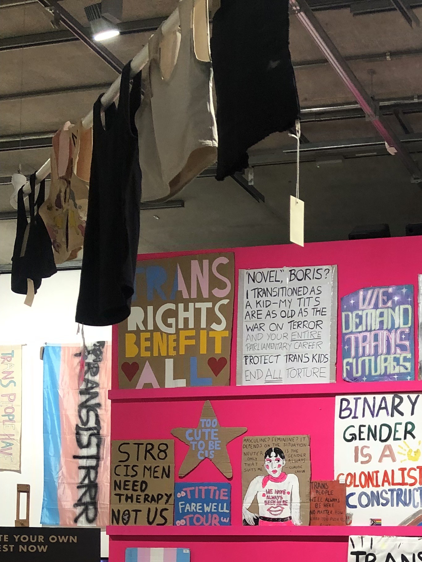 Hier wird zum gemeinsamen Diskutieren eingeladen. Das Foto zeigt einen Blick in die Ausstellung “Transcestry” des Museum of Transology in London, Vereinigtes Königreich. Es ist das nationale trans Archiv im Vereinigten Königreich.