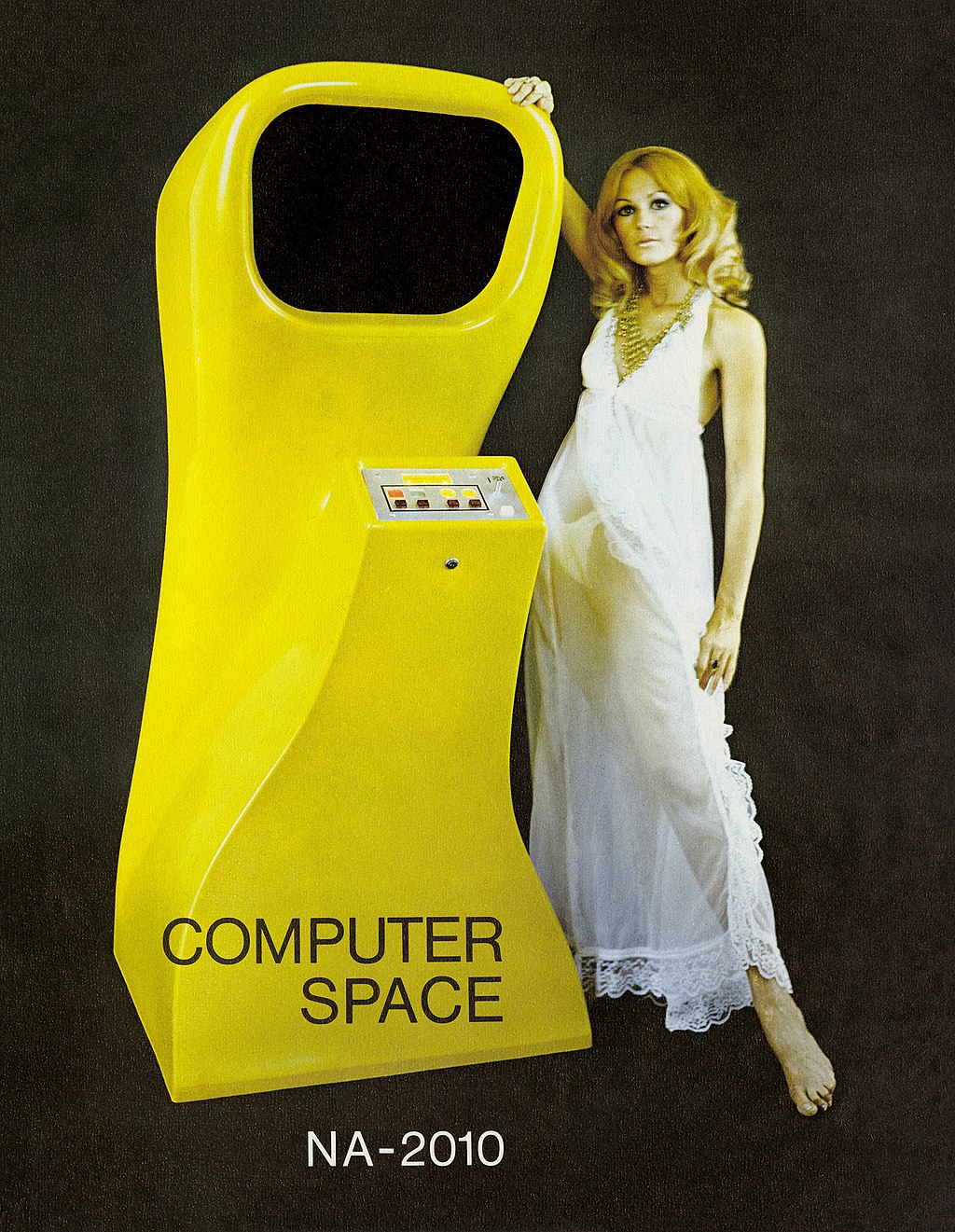 Das Bild zeigt eine feminin codierte Person in einem weißen, durchsichtigen Kleid, die neben einem gelben Arcade-Spielautomaten namens "Computer Space" steht. Der gelbe Automat hat einen großen, ovalen Bildschirm und mehrere Knöpfe sowie Schalter an der Vorderseite. Unten auf dem Automaten steht "COMPUTER SPACE", und darunter ist das Modell "NA-2010" angegeben. Die Person lehnt sich lässig an den Automaten und blickt in die Kamera. Der Hintergrund ist schwarz.